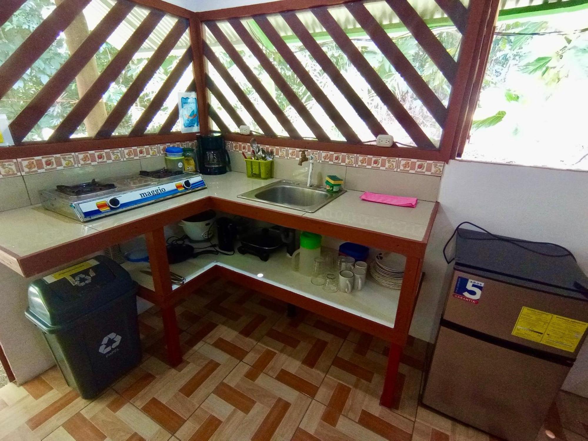 Alouatta Lodge And Canopy Cahuita Exterior photo