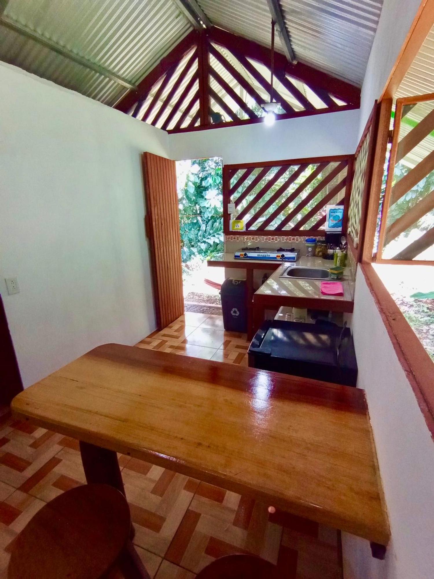 Alouatta Lodge And Canopy Cahuita Exterior photo