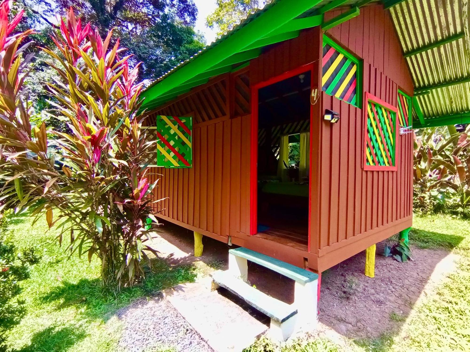 Alouatta Lodge And Canopy Cahuita Exterior photo