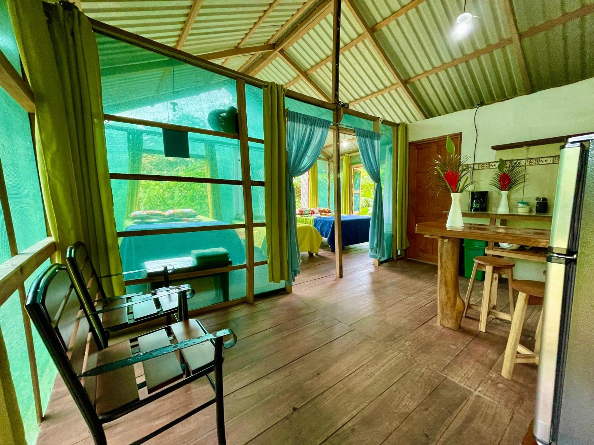 Alouatta Lodge And Canopy Cahuita Exterior photo