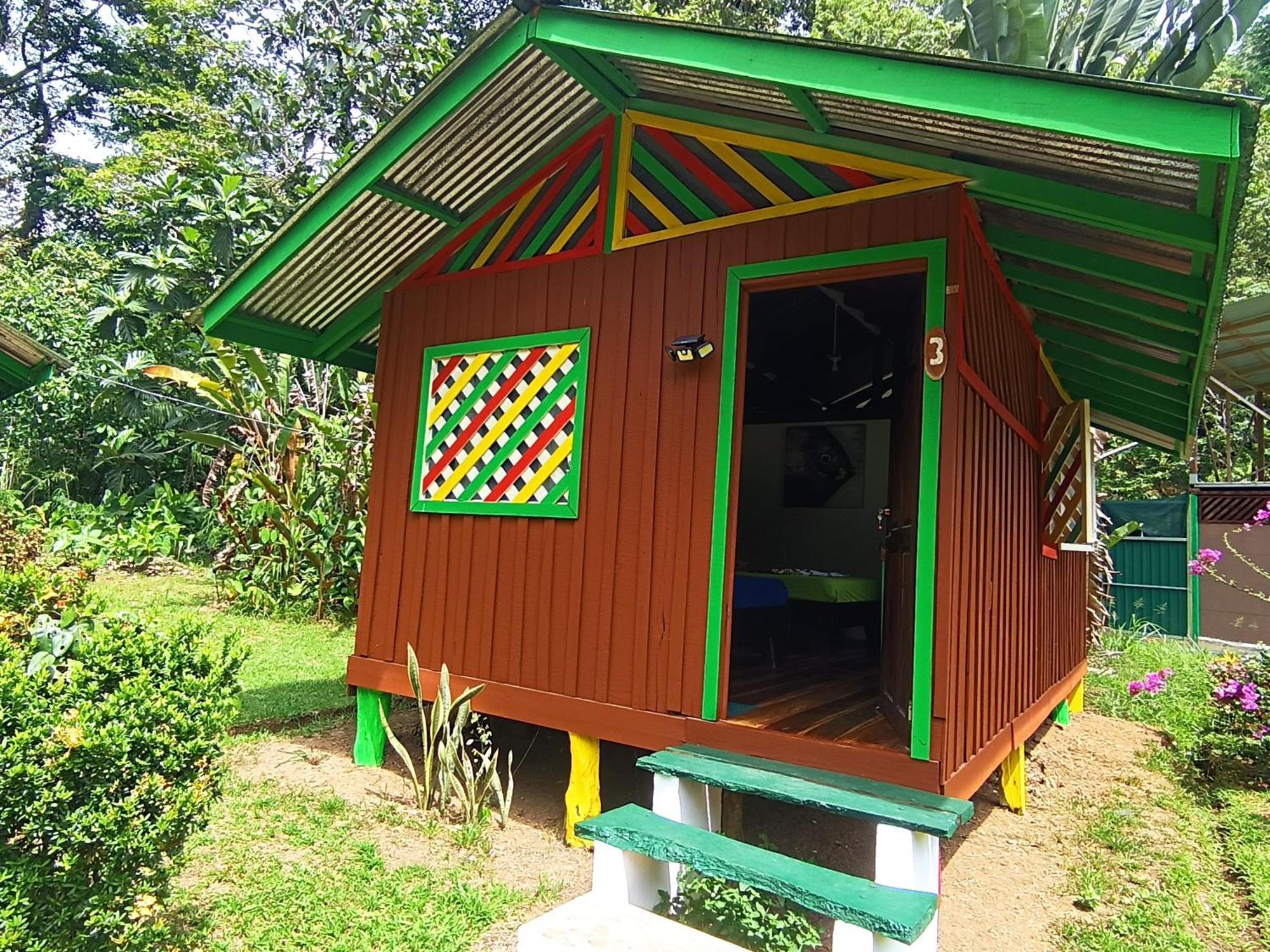 Alouatta Lodge And Canopy Cahuita Exterior photo